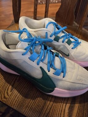 Nike Low-Top Sneakers in White, Teal & Pink